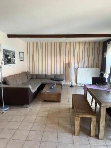 una sala de estar con un sofá y una mesa en Haus Brekersmeden, en Zingst