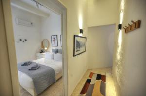 Ένα ή περισσότερα κρεβάτια σε δωμάτιο στο Charming and stylish duplex townhouse DGUY1-1