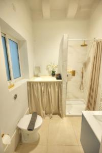 Ένα μπάνιο στο Charming and stylish duplex townhouse DGUY1-1