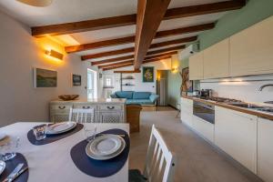 Køkken eller tekøkken på VILLA SANTINCIELO - Relax tra Cielo e Mare