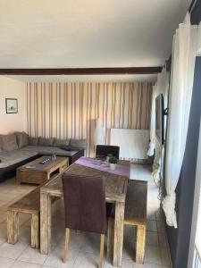 una sala de estar con una mesa y un sofá en Haus Brekersmeden, en Zingst 33 fotos más