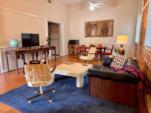 un soggiorno con un divano e un tavolo di Loft-Style Gem in 1911 Building a Elloree