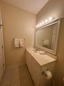 un bagno con lavandino e specchio di Loft-Style Gem in 1911 Building a Elloree