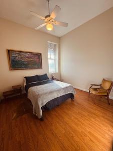 una camera da letto con un letto e un ventilatore a soffitto di Loft-Style Gem in 1911 Building a Elloree