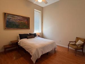 una camera da letto con un letto e un quadro sul muro di Loft-Style Gem in 1911 Building a Elloree