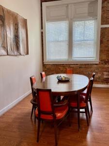 una sala da pranzo con tavolo e sedie in legno di Loft-Style Gem in 1911 Building a Elloree Altre 29 foto