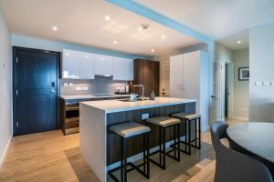 Premium Ocean View Condo with Pool的厨房或小厨房