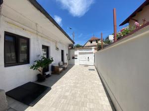 ブラショヴにあるOld Traditional Courtyard Houseのパティオのある白い建物の廊下