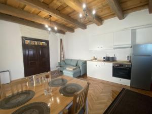 ブラショヴにあるOld Traditional Courtyard Houseのキッチン、ダイニングルーム(テーブル、椅子付)