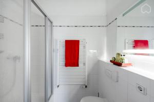 ライプツィヒにあるStudio IZ21 Downtown Leipzig close to Arenaの窓に赤いタオルが掛けられた白いバスルーム