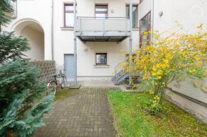 ライプツィヒにあるStudio IZ21 Downtown Leipzig close to Arenaの側面にバルコニーがある建物