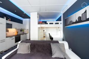 ライプツィヒにあるStudio IZ21 Downtown Leipzig close to Arenaの青い壁のベッドルーム1室(大型ベッド1台付)