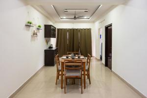 ハイデラバードにある3 BHK Apartment in Gachibowli near Delloite AIGのテーブルと椅子のあるキッチンとダイニングルーム