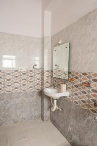 ハイデラバードにある3 BHK Apartment in Gachibowli near Delloite AIGの洗面台と鏡のあるバスルーム