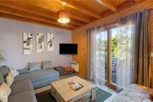una sala de estar con un sofá y una mesa en L'edliane, en Font-Romeu-Odeillo-Via