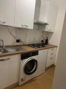 a kitchen with a washing machine and a sink at Affittacamere Linda in Brescia