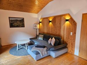 a living room with a couch and a table at Der Alpenfrieden in Marul
