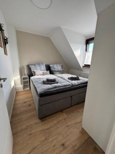 アンダーナッハにあるFerienwohnungen Hiltのベッドルーム1室(屋根裏部屋に大型ベッド1台付)