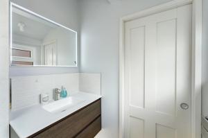 Ванная комната в Windy Hall Cottage +16 фотографий