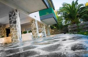 a view of the front of a house with a swimming pool at DESIGN HOMe in Paleo Tsifliki +4 photos