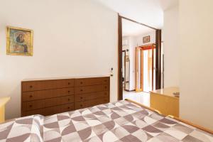 Ένα ή περισσότερα κρεβάτια σε δωμάτιο στο Cento Passi dal Mare by BarbarHouse