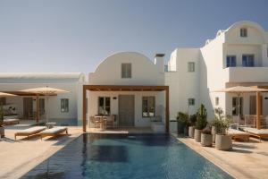 Bazén v ubytování Black Rose Beach Suites nebo v jeho okolí