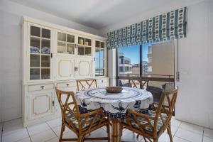 a dining room with a table and chairs and a window at Casa do Mar na Figueira da Foz in Figueira da Foz