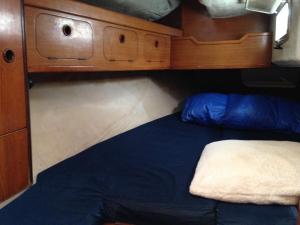 Ένα ή περισσότερα κρεβάτια σε δωμάτιο στο Au calme Séjour sur un voilier de 11 mètres