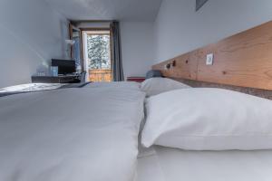 Voodi või voodid majutusasutuse Hôtel Les Sources toas