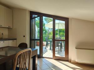 cocina con puerta corredera de cristal que da a un patio en Homiday - Attico, en Roseto degli Abruzzi