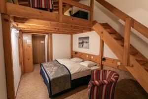 Voodi või voodid majutusasutuse Hôtel Les Sources toas