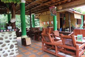 Un restaurante u otro lugar para comer en Rain Forest Guest House and Jungle Trekking