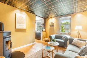 a living room with a couch and a tv at Ferienhaus Altstadtchalet in Schmallenberg
