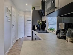 Køkken eller tekøkken på New and spacious lodge at the Veluwe