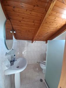 Koupelna v ubytování Tassos & Marios Apartments I