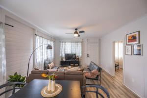 un salon avec un canapé et une table dans l'établissement Tropical Haven - 2BR Hilo, à Hilo