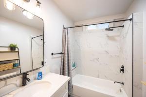 une salle de bain avec une douche, un lavabo et une baignoire dans l'établissement Tropical Haven - 2BR Hilo, à Hilo 11 autres photos