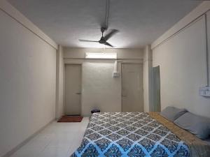 lovely room in koregaonpark 201にあるベッド
