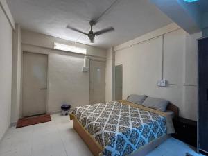 lovely room in koregaonpark 201にあるベッド