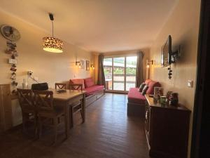 a living room with a table and a dining room at Charmant T2 avec grande terrasse, proche télécabines et commerces, parking inclus - FR-1-330F-43 in Serre Chevalier
