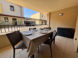 un tavolo da pranzo con sedie sul balcone di Appartement 3 pièces climatisé avec parking - Saint-Cyr-sur-Mer - FR-1-845-3 a Saint-Cyr-sur-Mer