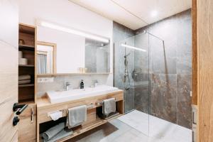 un bagno con lavandino e doccia di Hotel Gasthof Zum Schwanen a Reutte