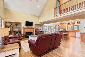 un salon avec un canapé et une cheminée dans l'établissement 40-Love, à Corolla