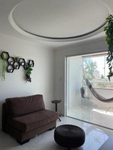 コンデにあるApartamento 100m da praiaのソファと窓のあるリビングルーム