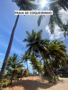コンデにあるApartamento 100m da praiaの浜のヤシの木群 +13枚の写真