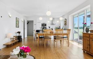 Η κουζίνα ή μικρή κουζίνα στο Amazing Home In Glesborg With Wifi