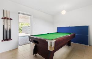 Τραπέζι μπιλιάρδου στο Amazing Home In Glesborg With Wifi
