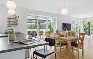 Μια τηλεόραση ή/και κέντρο ψυχαγωγίας στο Amazing Home In Glesborg With Wifi