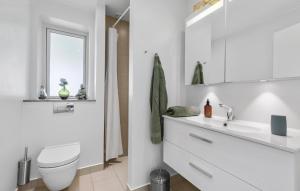 Ένα μπάνιο στο Amazing Home In Glesborg With Wifi
