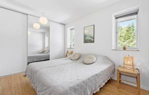 Ένα ή περισσότερα κρεβάτια σε δωμάτιο στο Amazing Home In Glesborg With Wifi